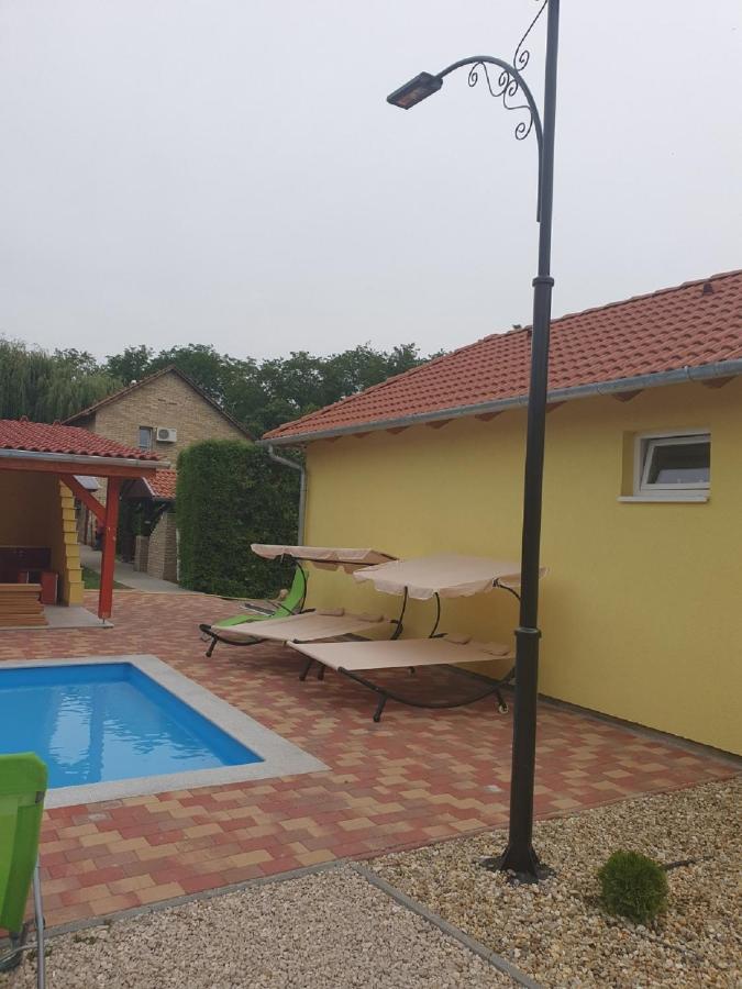 Ponty-Poronty Vendeghaz Hotel Nagybaracska Exterior photo